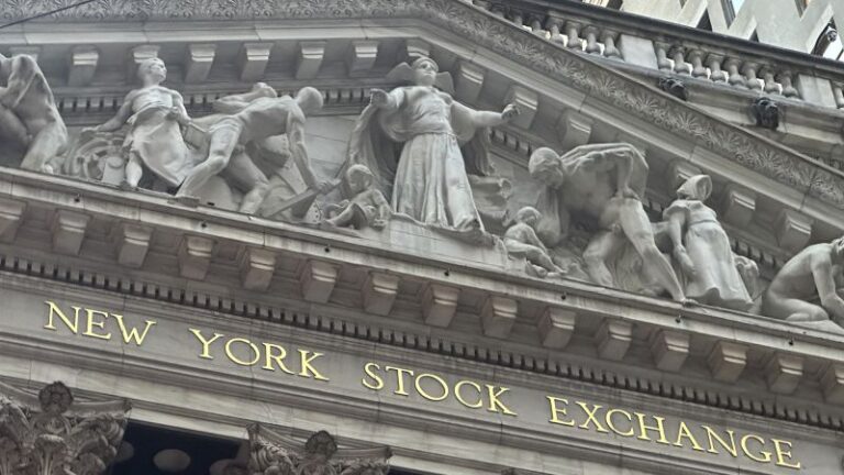 Dow tumbles 500 points as Wall Street sells off Big Tech