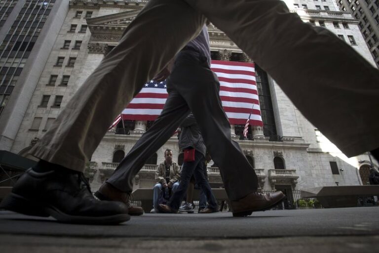 &copy; Reuters.  U.S. stocks mixed at close of trade; Dow Jones Industrial Average down 0.25%